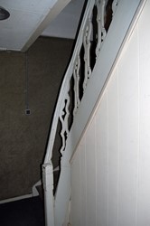 <p>Trap naar de zolder, voorzien van gesneden balusters. deze trap dateert waarschijnlijk uit het begin van de 19e eeuw. </p>
